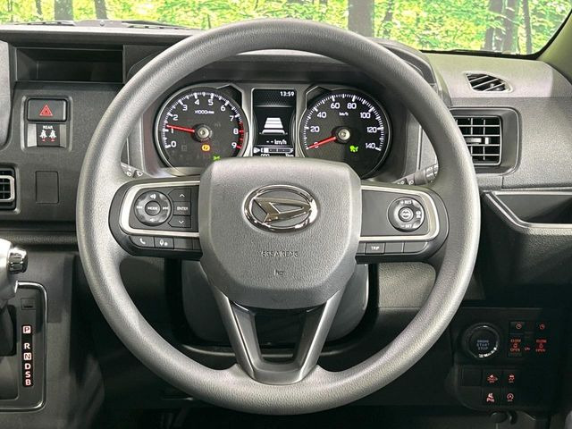 �C���e���A�ɍ��킹���f�U�C���̃X�e�A�����O�́A�^�]�������̂��Ƃ��l���A�^�]���₷���`��A�傫���ł��B�����x�A���ۂɐG���Ă��m���߂��������B