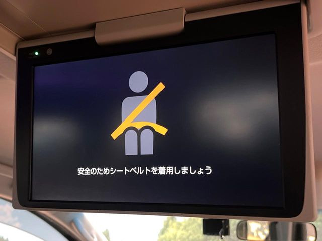 【フリップダウンモニター】大画面モニターで後席でもエンタメをお楽しみいただけます。小さなお子様にも大人気の装備です♪