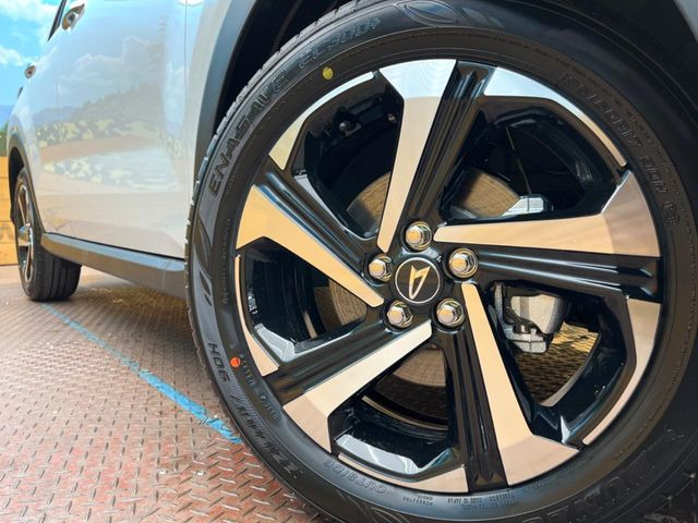 �y����17�C���`�A���~�z�C�[���z�O�ςɃ}�b�`���������A���~�z�C�[���𑕒����Ă���܂��B�e��ЊO�A���~�z�C�[����A�X�^�b�h���X�^�C�����戵�����Ă���܂��B���񂲑��k����������