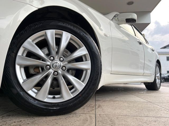 �y����18�C���`�A���~�z�C�[���z�O�ςɃ}�b�`���������A���~�z�C�[���𑕒����Ă���܂��B�e��ЊO�A���~�z�C�[����A�X�^�b�h���X�^�C�����戵�����Ă���܂��B���񂲑��k����������