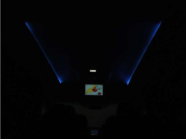 夜間に室内を照らしてくれるルームライトです