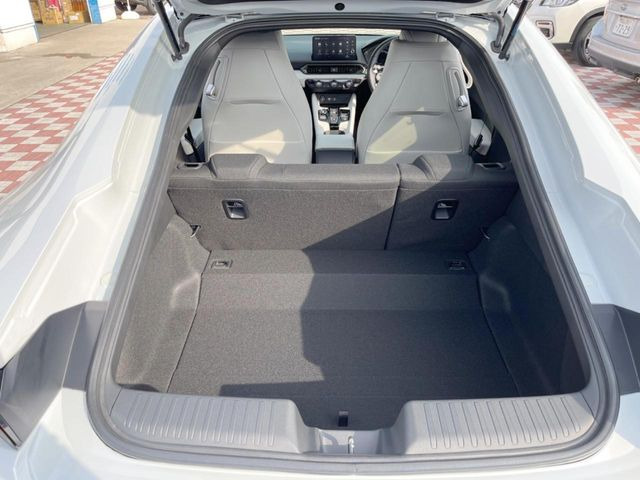 ���i�̂���������ʋ΁A���}���ɏ\���ȉ׎��X�y�[�X���m�ۂ��Ă���܂��B