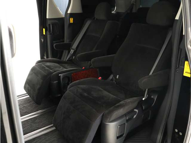 【オットマン付きセカンドシート】最大800mmのロングスライドシートとオットマン機能により足を楽々伸ばす事が可能です!また、ひじ掛けもありますので、快適なドライブをお楽しみいただけます!