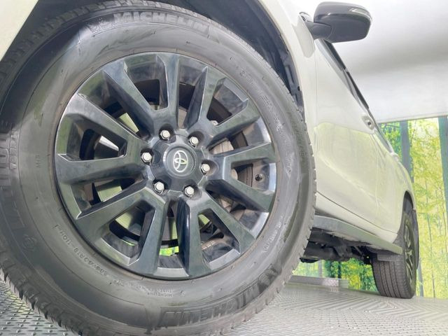 【純正アルミホイール】外観にマッチした純正アルミホイールを装着しております。各種社外アルミホイールや、スタッドレスタイヤも取扱いしております。是非ご相談ください♪