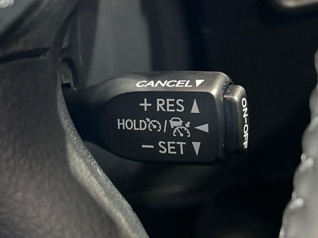 【レーダークルーズコントロール】高速道路での長距離走行が楽に!!自動で速度を保つクルーズコントロールが、衝突軽減システムと連携し、前方の車両を感知して車間を保つように速度調節してくれます!!