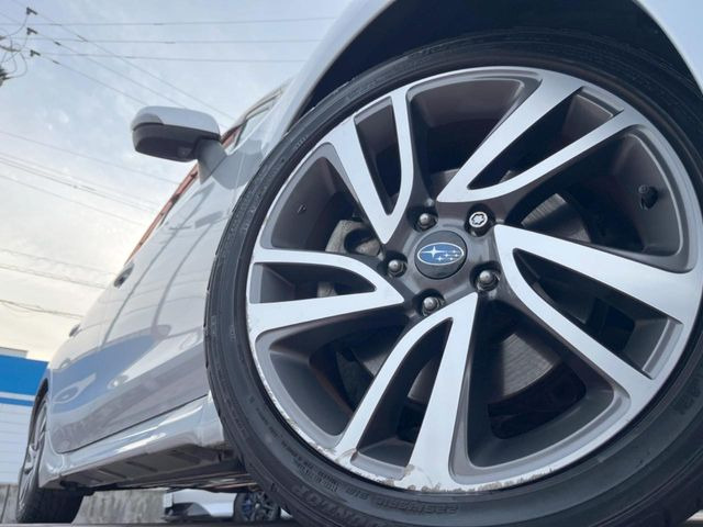 �y����18�C���`�A���~�z�C�[���z�O�ςɃ}�b�`���������A���~�z�C�[���𑕒����Ă���܂��B�e��ЊO�A���~�z�C�[����A�X�^�b�h���X�^�C�����戵�����Ă���܂��B���񂲑��k����������