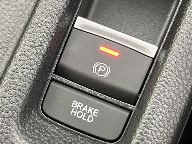 �y�I�[�g�u���[�L�z�[���h�z�M���҂���a�؂Œ�Ԏ��Ƀu���[�L���瑫�𗣂��Ă��A��~��Ԃ�ێ����Ă���܂��B�O�i����Ƃ��̓A�N�Z���𓥂߂Ύ����ŉ��������̂ň��S��X���^�]���y�ɂȂ�܂���