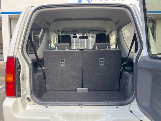 ���i�̂���������ʋ΁A���}���ɏ\���ȉ׎��X�y�[�X���m�ۂ��Ă���܂��B�Z�J���h�V�[�g��|���ƁA�傫�ȉו��̐ύڂ��\�ł���