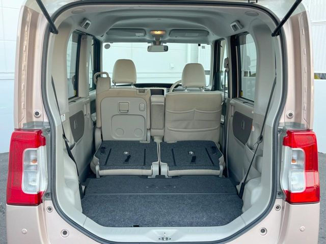 後席を格納すると、これだけの広さが!シーンに合わせたシートアレンジで、大きな荷物も積むことが出来ます♪