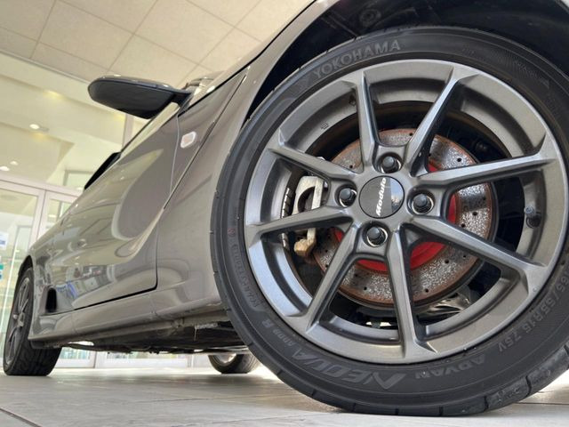 �y�O���[�h��p����15�C���`�A���~�z�C�[���z�f�U�C�����̍��������A���~�z�C�[���𑕒����Ă���܂��B�e��ЊO�A���~�z�C�[����A�X�^�b�h���X�^�C�����戵�����Ă���܂��B���񂲑��k����������