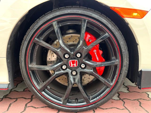 �y����20�C���`�A���~�z�C�[���z�O�ςɃ}�b�`���������A���~�z�C�[���𑕒����Ă���܂��B�e��ЊO�A���~�z�C�[����A�X�^�b�h���X�^�C�����戵�����Ă���܂��B���񂲑��k����������