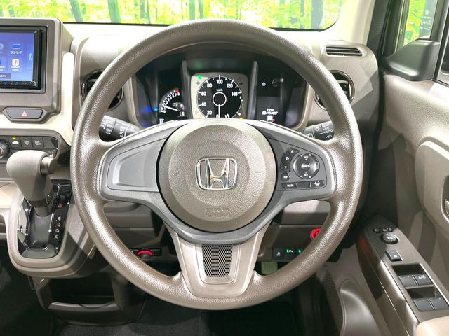 �C���e���A�ɍ��킹���f�U�C���̃X�e�A�����O�́A�^�]�������̂��Ƃ��l���A�^�]���₷���`��A�傫���ł��B�����x�A���ۂɐG���Ă��m���߂��������B