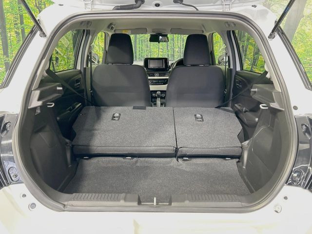 ���i�̂���������ʋ΁A���}���ɏ\���ȉ׎��X�y�[�X���m�ۂ��Ă���܂��B�Z�J���h�V�[�g��|���ƁA�傫�ȉו��̐ύڂ��\�ł���