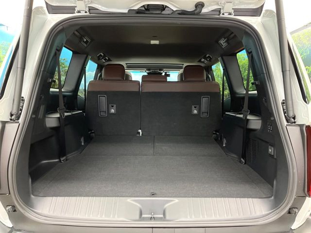 ���i�̂���������ʋ΁A���}���ɏ\���ȉ׎��X�y�[�X���m�ۂ��Ă���܂��B�Z�J���h�V�[�g��|���ƁA�傫�ȉו��̐ύڂ��\�ł���