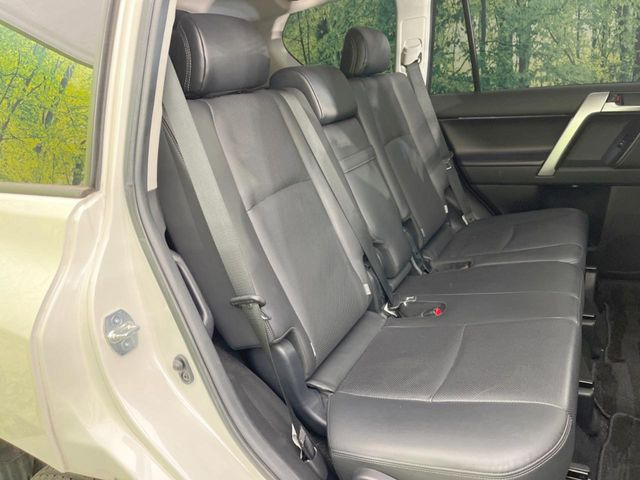 後部座席も気になるようなキズ・汚れやへたり等、大きなダメージはなく、良好な状態です。