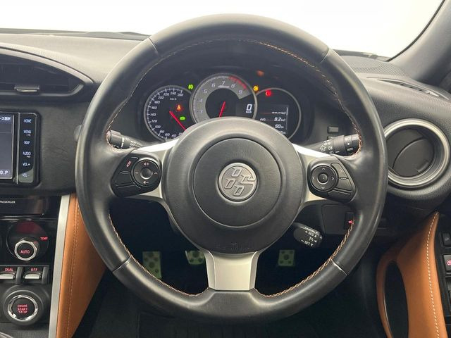 �y�����v�����X�e�A�����O�z�㎿�Ȋv���g�p���邱�ƂŁA��ɂ����������݂ƂĂ��^�]���₷���n���h���ł���