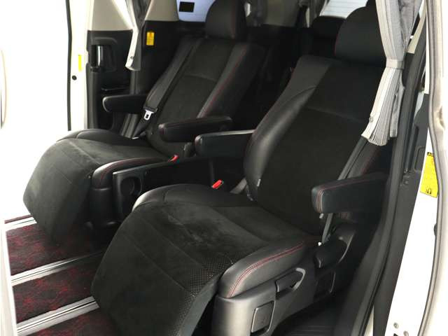 【特別仕様車限定】ハーフレザーシート!本革&ブラック人工皮革とアルカンターラシートがミックスされたハーフレザーシートです。おしゃれな色の組み合わせで高級感のある車内空間が広がっております。