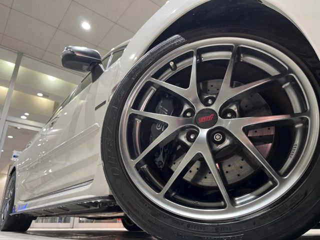 �y����18�C���`�A���~�z�C�[���z�O�ςɃ}�b�`���������A���~�z�C�[���𑕒����Ă���܂��B�e��ЊO�A���~�z�C�[����A�X�^�b�h���X�^�C�����戵�����Ă���܂��B���񂲑��k����������