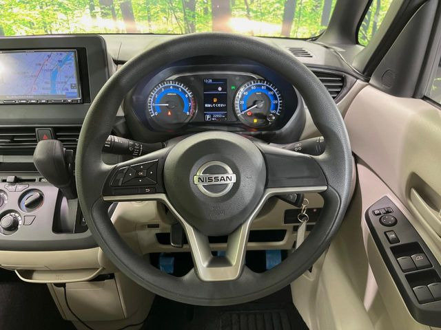 �C���e���A�ɍ��킹���f�U�C���̃X�e�A�����O�́A�^�]�������̂��Ƃ��l���A�^�]���₷���`��A�傫���ł��B�����x�A���ۂɐG���Ă��m���߂��������B