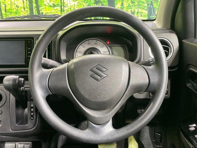 �C���e���A�ɍ��킹���f�U�C���̃X�e�A�����O�́A�^�]�������̂��Ƃ��l���A�^�]���₷���`��A�傫���ł��B�����x�A���ۂɐG���Ă��m���߂��������B