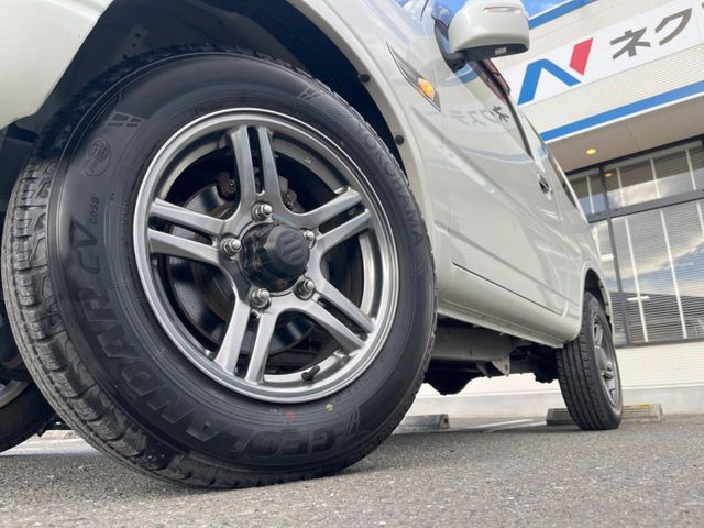 �y����16�C���`�A���~�z�C�[���z�O�ςɃ}�b�`���������A���~�z�C�[���𑕒����Ă���܂��B�e��ЊO�A���~�z�C�[����A�X�^�b�h���X�^�C�����戵�����Ă���܂��B���񂲑��k����������