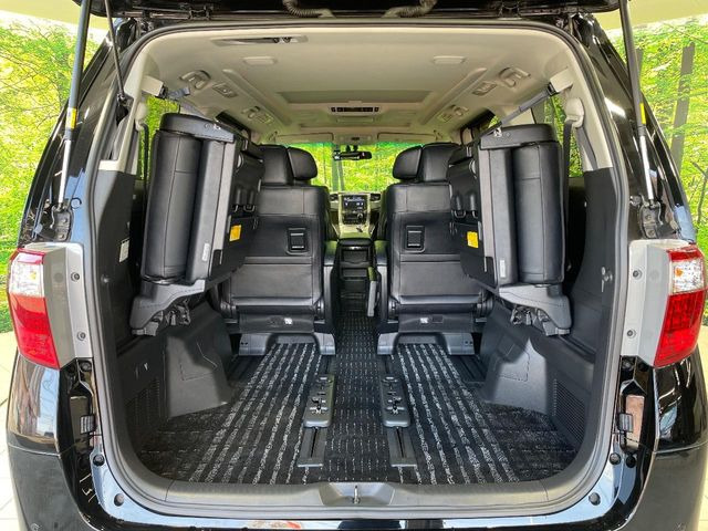 ���i�̂���������ʋ΁A���}���ɏ\���ȉ׎��X�y�[�X���m�ۂ��Ă���܂��B�Z�J���h�V�[�g��|���ƁA�傫�ȉו��̐ύڂ��\�ł���