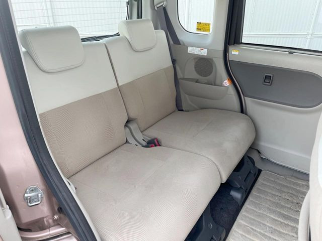 後部座席も気になるようなキズ・汚れやへたり等、大きなダメージはなく、良好な状態です。