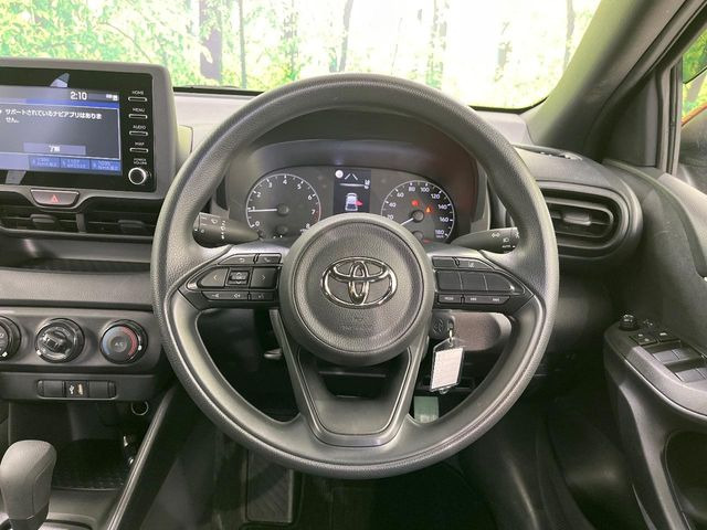 �C���e���A�ɍ��킹���f�U�C���̃X�e�A�����O�́A�^�]�������̂��Ƃ��l���A�^�]���₷���`��A�傫���ł��B�����x�A���ۂɐG���Ă��m���߂��������B