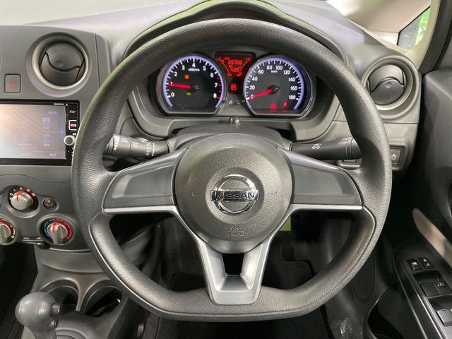 �C���e���A�ɍ��킹���f�U�C���̃X�e�A�����O�́A�^�]�������̂��Ƃ��l���A�^�]���₷���`��A�傫���ł��B�����x�A���ۂɐG���Ă��m���߂��������B