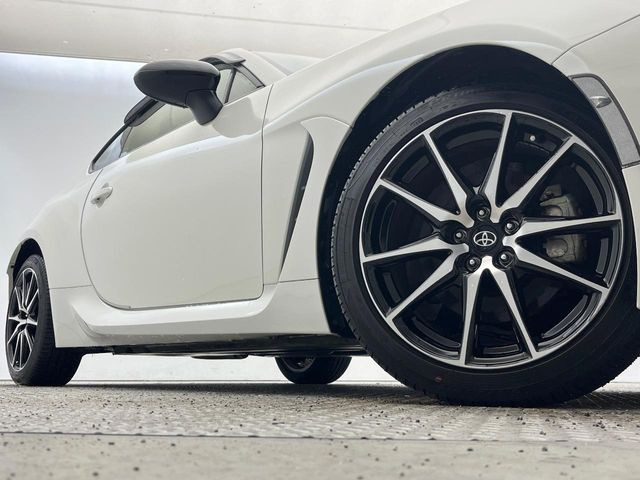 �y���������C���`�A���~�z�C�[���z�O�ςɃ}�b�`���������A���~�z�C�[���𑕒����Ă���܂��B�e��ЊO�A���~�z�C�[����A�X�^�b�h���X�^�C�����戵�����Ă���܂��B���񂲑��k����������