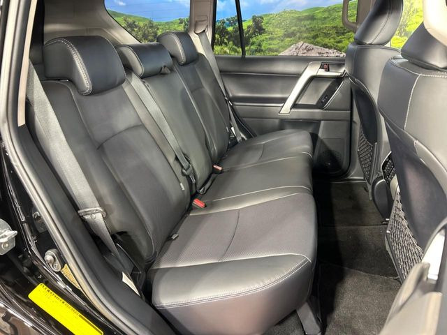 後部座席も気になるようなキズ・汚れやへたり等、大きなダメージはなく、良好な状態です。