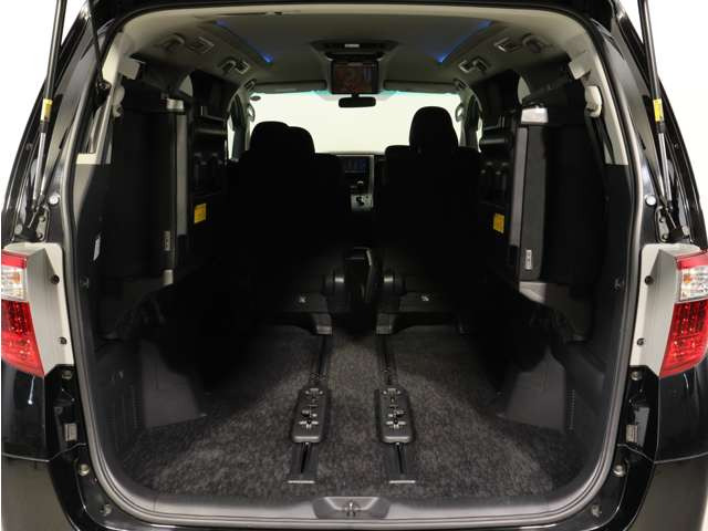 ミニバン最大級のスペース!ご家族、お友達とのキャンプやバーベキューほか、お仕事でも十分な容量が有ります!