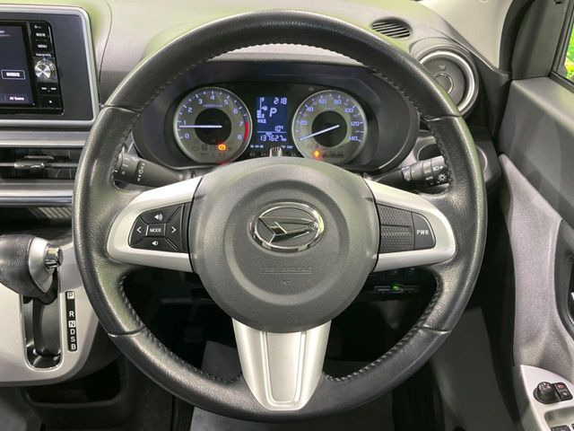 �C���e���A�ɍ��킹���f�U�C���̃X�e�A�����O�́A�^�]�������̂��Ƃ��l���A�^�]���₷���`��A�傫���ł��B�����x�A���ۂɐG���Ă��m���߂��������B