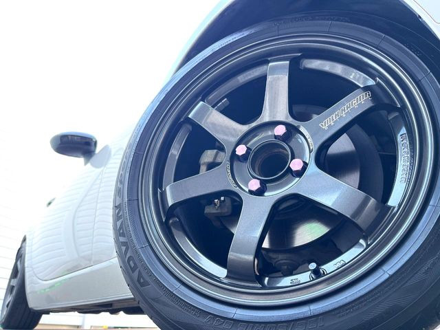 �y16�C���`�A���~�z�C�[���z�O�ςɃ}�b�`�����A���~�z�C�[���𑕒����Ă���܂��B�e��A���~�z�C�[����A�X�^�b�h���X�^�C�����戵�����Ă���܂��B���񂲑��k����������