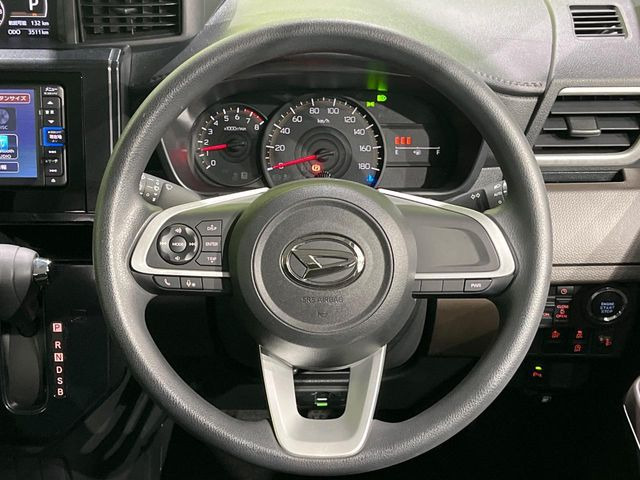 �C���e���A�ɍ��킹���f�U�C���̃X�e�A�����O�́A�^�]�������̂��Ƃ��l���A�^�]���₷���`��A�傫���ł��B�����x�A���ۂɐG���Ă��m���߂��������B