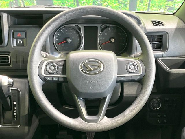 �C���e���A�ɍ��킹���f�U�C���̃X�e�A�����O�́A�^�]�������̂��Ƃ��l���A�^�]���₷���`��A�傫���ł��B�����x�A���ۂɐG���Ă��m���߂��������B