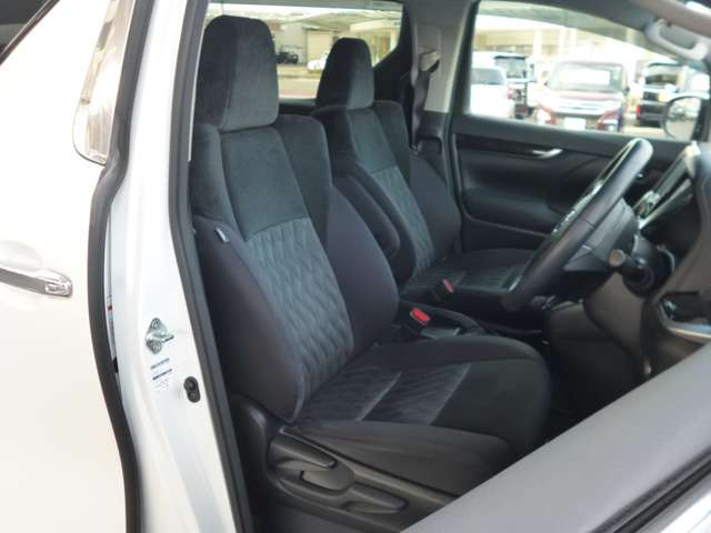 広くて高級感のある車内空間です。ゆったりと座れます。運転席にはシートリフターが付いていますので座高にあわせてドライビングポジションが決められます。