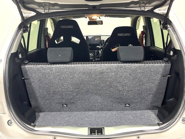 ���i�̂���������ʋ΁A���}���ɏ\���ȉ׎��X�y�[�X���m�ۂ��Ă���܂��B�Z�J���h�V�[�g��|���ƁA�傫�ȉו��̐ύڂ��\�ł���