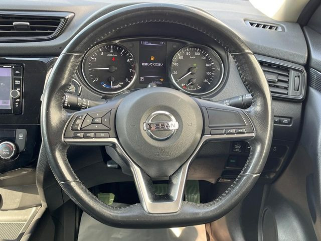 �C���e���A�ɍ��킹���f�U�C���̃X�e�A�����O�́A�^�]�������̂��Ƃ��l���A�^�]���₷���`��A�傫���ł��B�����x�A���ۂɐG���Ă��m���߂��������B