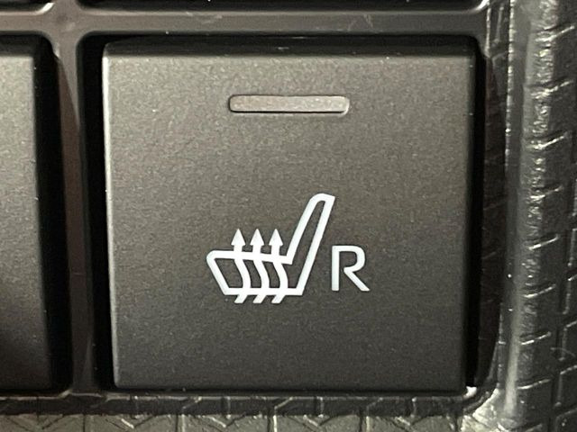 【シートヒーター】寒い日に重宝するシートヒーター!エアコンより早く温まってくれるので寒がりの人も安心ですね♪エアコンの温風は乾燥するから苦手、という方にもをおすすめです。