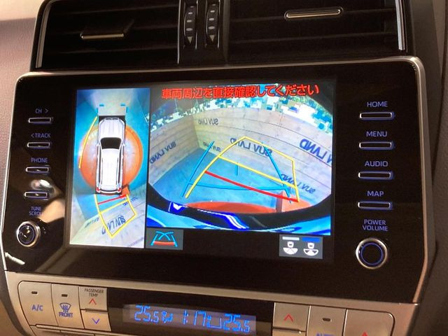 �y�}���`�e���C�����j�^�[�z�Ԃ̃t�����g��T�C�h�̃J�����摜�𓯎��Ƀ��j�^�[�\�����邱�ƂŁA���H�⋷�����𑖍s���ł����͂̏󋵊m�F���ł����S!�{�iSUV�ɂ��ꂵ�������ł���