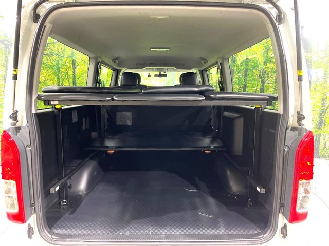 後席を格納すると、これだけの広さが!シーンに合わせたシートアレンジで、大きな荷物も積むことが出来ます♪