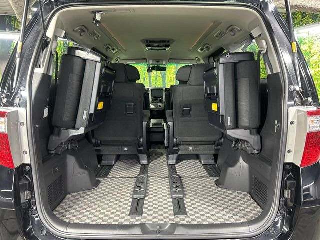 積み下ろしのしやすいデッキにはたっぷりと荷物を積み込んでいただけます。遊びから仕事まで、様々なシーンで頼れます♪