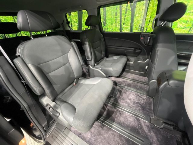 二列目中央はウォークスルーとなっております。二列目と三列目の移動や乗り降りがとっても楽になるので、乗り降りの際もストレスを感じることはありません♪