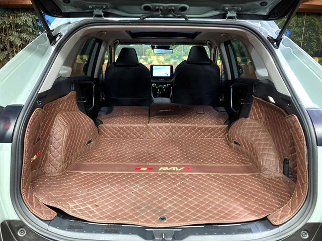 ���i�̂���������ʋ΁A���}���ɏ\���ȉ׎��X�y�[�X���m�ۂ��Ă���܂��B�Z�J���h�V�[�g��|���ƁA�傫�ȉו��̐ύڂ��\�ł���