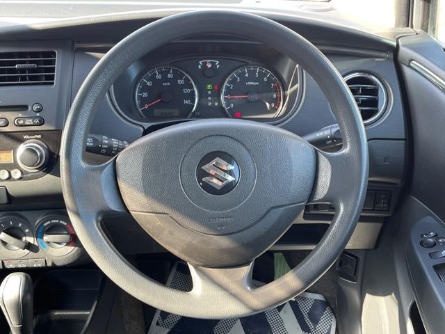 �C���e���A�ɍ��킹���f�U�C���̃X�e�A�����O�́A�^�]�������̂��Ƃ��l���A�^�]���₷���`��A�傫���ł��B�����x�A���ۂɐG���Ă��m���߂��������B