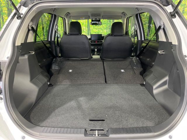 ���i�̂���������ʋ΁A���}���ɏ\���ȉ׎��X�y�[�X���m�ۂ��Ă���܂��B�Z�J���h�V�[�g��|���ƁA�傫�ȉו��̐ύڂ��\�ł���