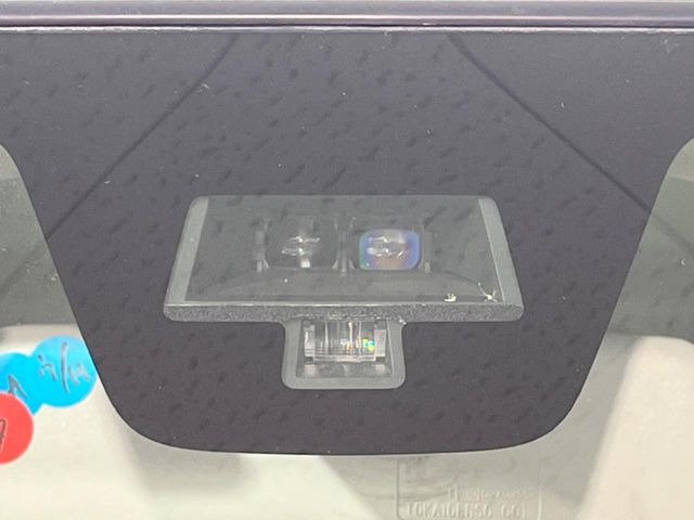 �y�Փˌy���V�X�e���z���s���ɑO���̎ԗ�����F�����A�Փ˂������Ȏ��͌x��ƃu���[�L�ŏՓˉ���Ɣ�Q�y�����A�V�X�g�B�����S�Ƀh���C�u�����y���݂��������܂��B