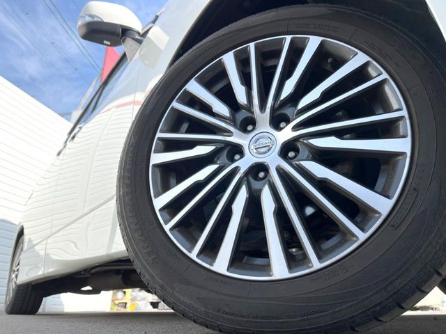 �y����18�C���`�A���~�z�C�[���z�O�ςɃ}�b�`���������A���~�z�C�[���𑕒����Ă���܂��B�e��ЊO�A���~�z�C�[����A�X�^�b�h���X�^�C�����戵�����Ă���܂��B���񂲑��k����������