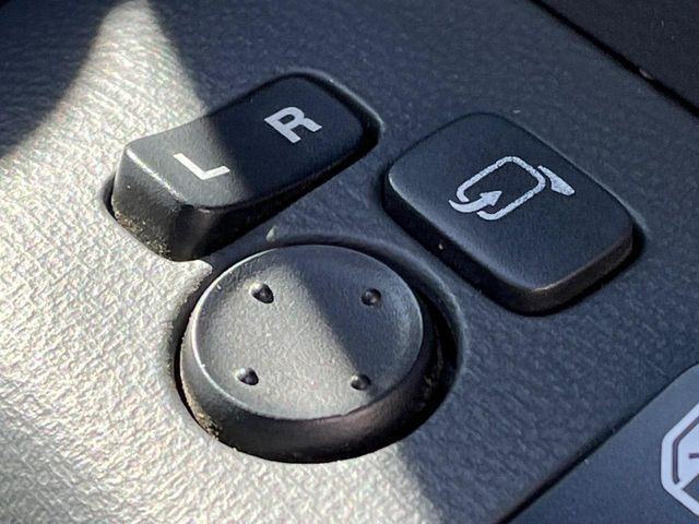 �y�d���i�[�~���[�z�T�C�h�~���[�͓d���i�[���ƂȂ��Ă���A�������ԏ�ł��L�Y�������X�N��}�����܂��B